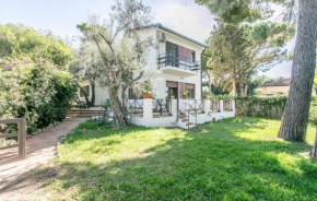 Stunning Home In Augusta With Kitchen